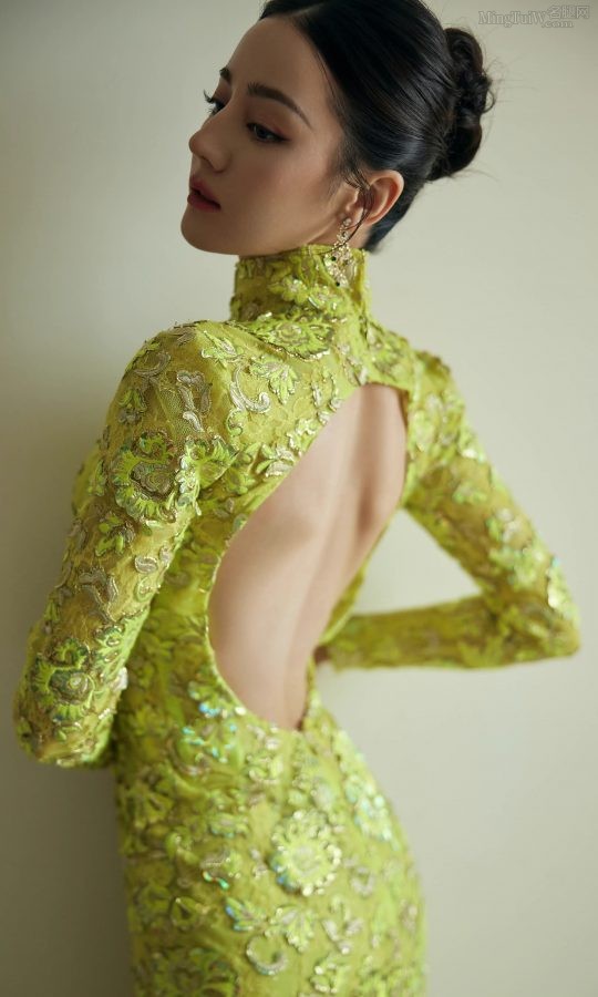 迪丽热巴身穿修身露背礼服大秀玲珑有致好身材(5/15)