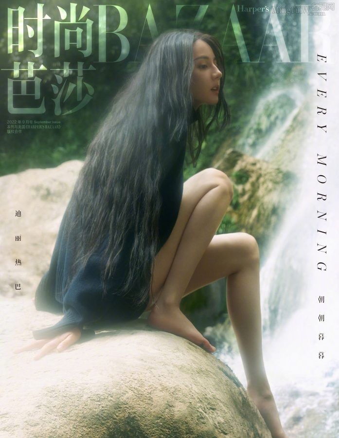 《时尚芭莎》迪丽热巴林间听瀑大片展现完美玉足(2/4)