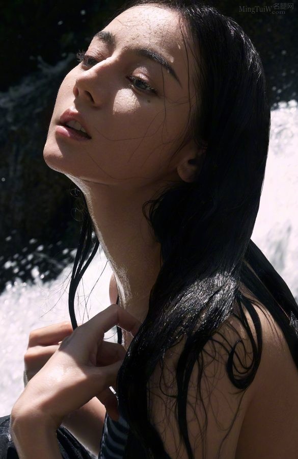 《时尚芭莎》迪丽热巴林间听瀑大片展现完美玉足(4/4)