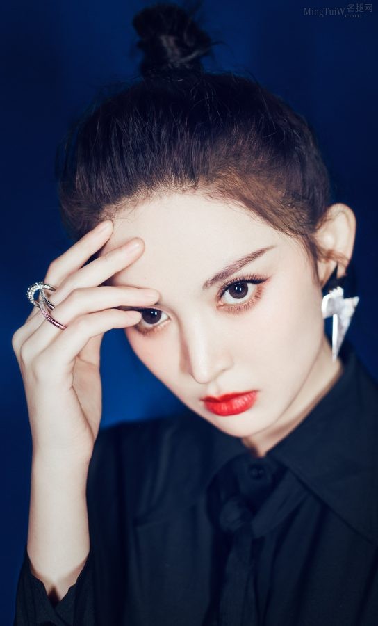 古力娜扎皮短裤美腿高跟写真(3/5)