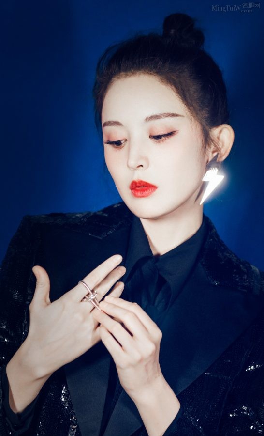 古力娜扎皮短裤美腿高跟写真(5/5)