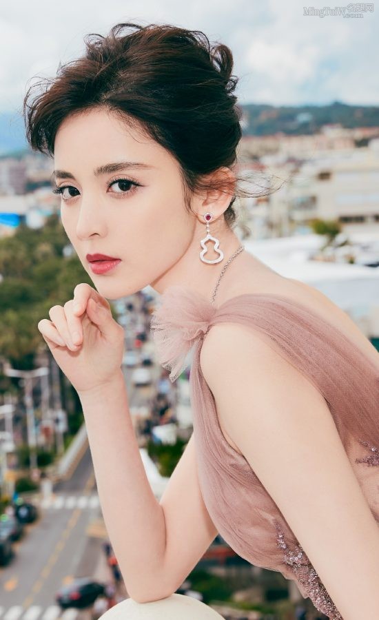 古力娜扎现身戛纳一袭薄纱礼服美背顺滑(2/9)