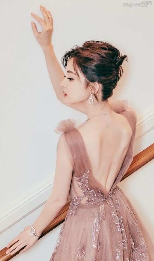 Gu Li Nazha appeared in Cannes wearing a tulle gown with a beautiful back and smooth back(5/9)
