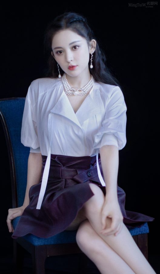 古力娜扎美脸写真脚穿小皮靴美腿细长(2/6)
