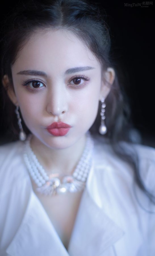 古力娜扎美脸写真脚穿小皮靴美腿细长(5/6)