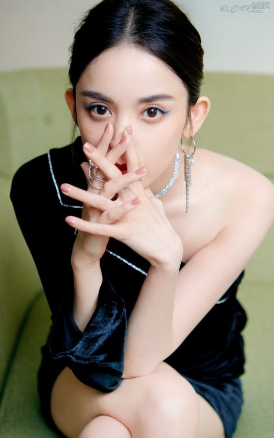 古力娜扎身穿一条黑色斜肩超短裙踩高跟皮短靴，出席时尚活动美腿白皙亮眼(5/12)