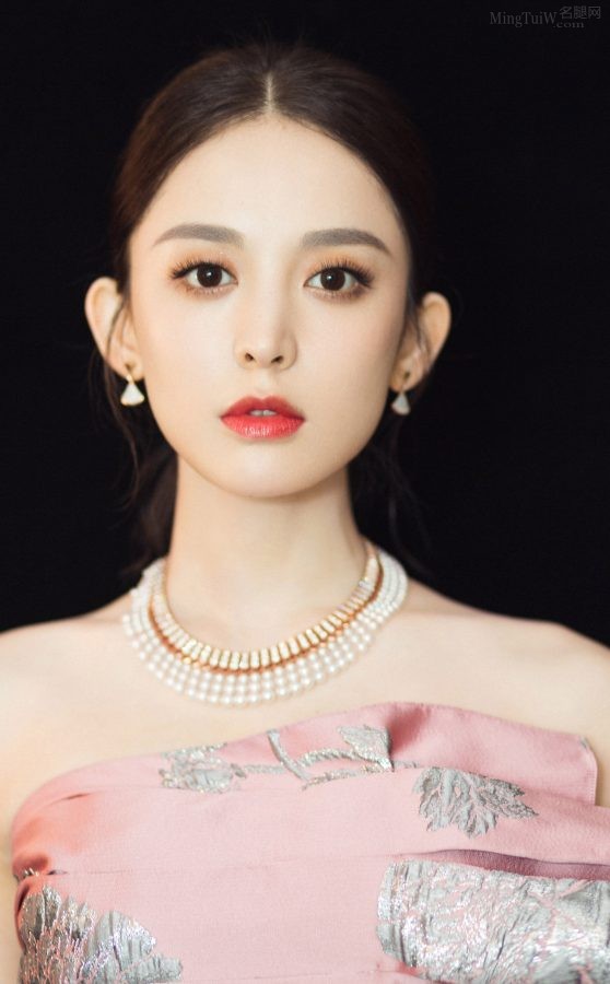 身材高挑的女星古力娜扎这张脸太美了(2/12)