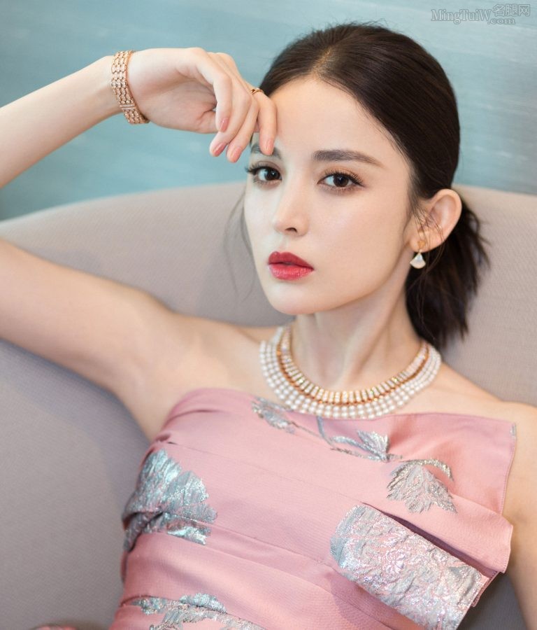 身材高挑的女星古力娜扎这张脸太美了(4/12)