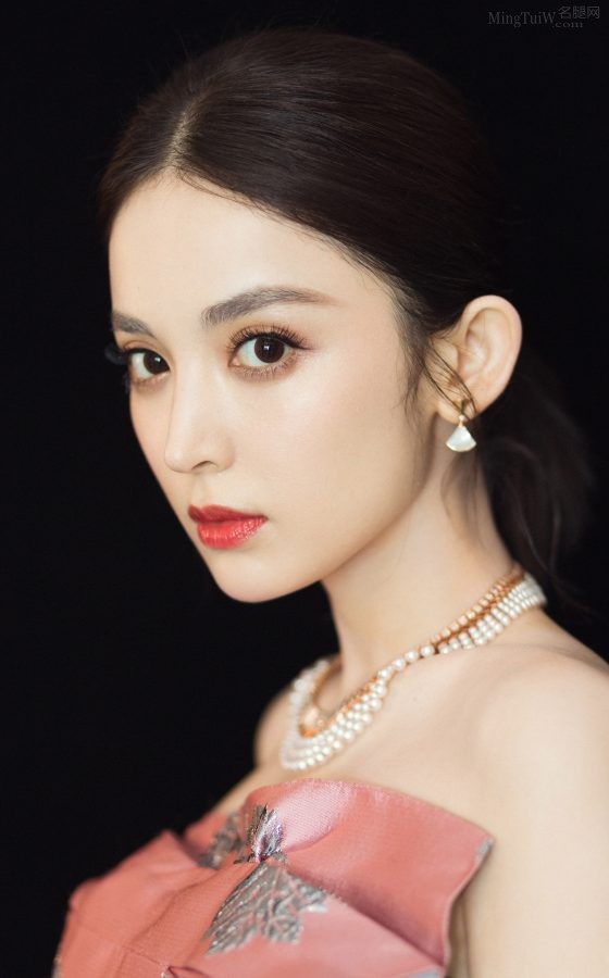 身材高挑的女星古力娜扎这张脸太美了(6/12)