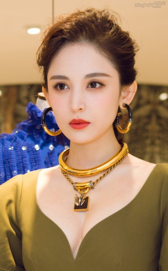 长身美女古力娜扎人靓胸美气质清丽脱俗(3/8)