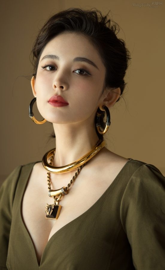 长身美女古力娜扎人靓胸美气质清丽脱俗(7/8)