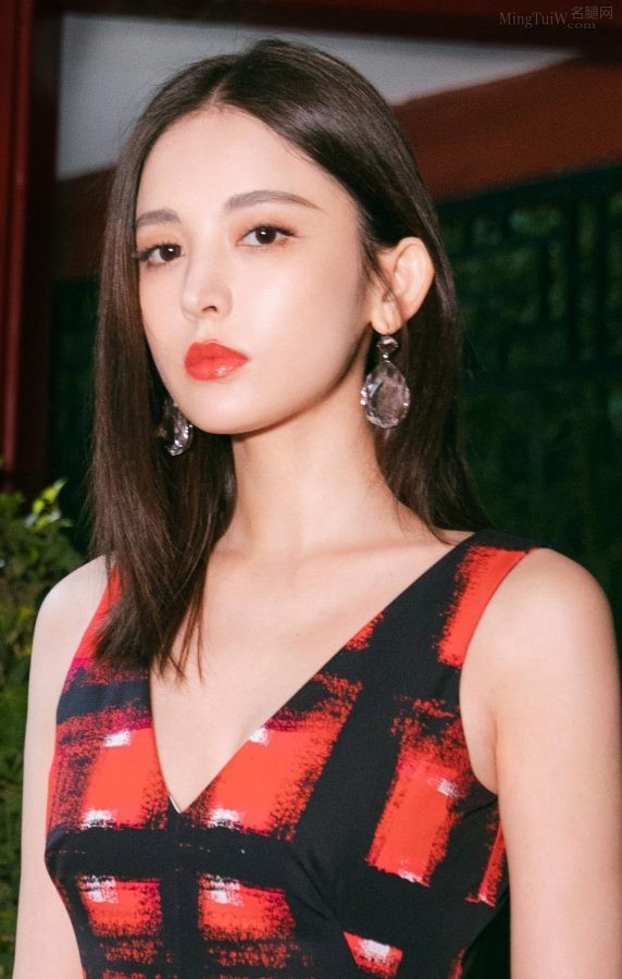如天使下凡般的美女古力娜扎大腿纤细(5/13)