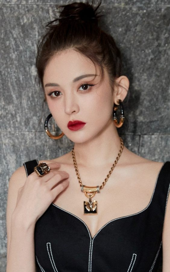 古力娜扎梳丸子头穿低胸黑裙玉臂纤长，玉足踩防水台凉高仙气飘飘(10/11)