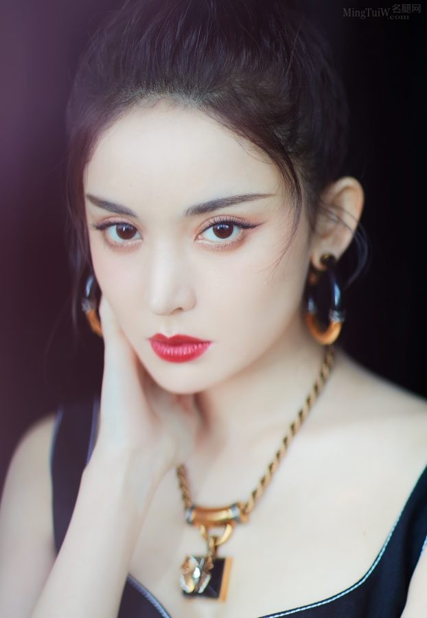 古力娜扎梳丸子头穿低胸黑裙玉臂纤长，玉足踩防水台凉高仙气飘飘(11/11)