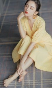古力娜扎一袭黄色长裙光脚丫坐在地毯上拍摄写真（第1张/共15张）
