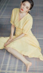古力娜扎一袭黄色长裙光脚丫坐在地毯上拍摄写真（第3张/共15张）