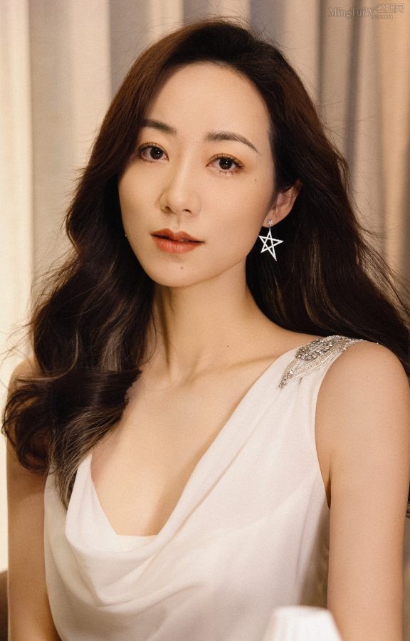 气质典雅的明星美女韩雪穿V领包臀长裙(2/8)
