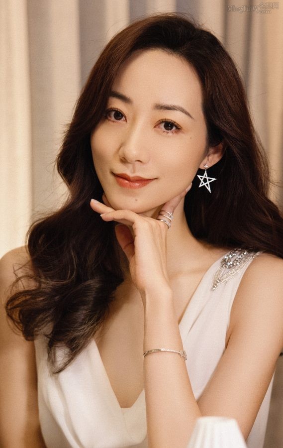 气质典雅的明星美女韩雪穿V领包臀长裙(3/8)