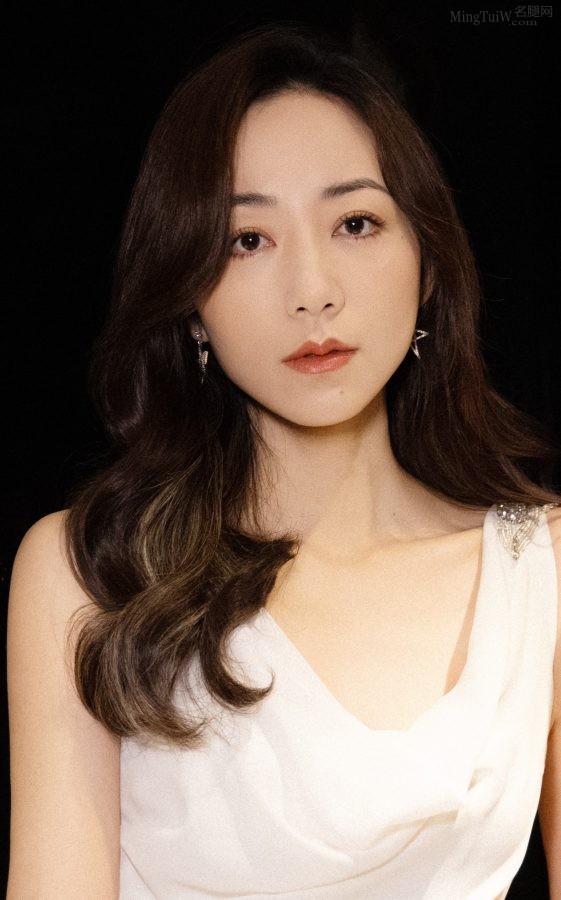 气质典雅的明星美女韩雪穿V领包臀长裙(5/8)