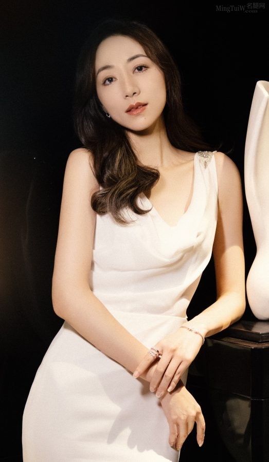 气质典雅的明星美女韩雪穿V领包臀长裙(6/8)