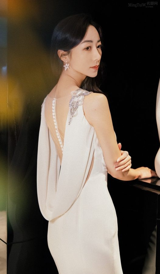 气质典雅的明星美女韩雪穿V领包臀长裙(8/8)