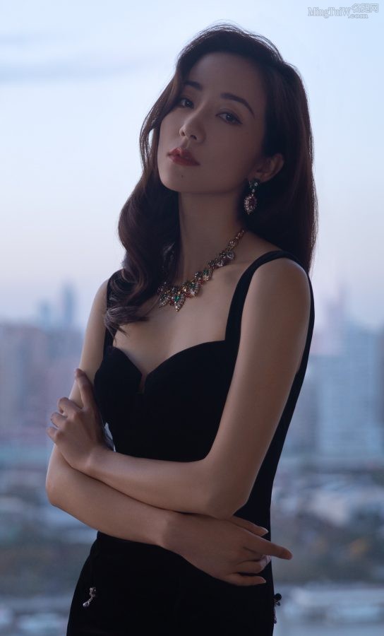 Han Xue shows off her half-ripe charm with retro hairstyle and half exposed breasts(11/12)