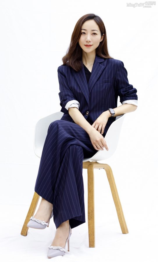 Han Xuelan in a suit with stiletto heels and crossed legs on the "I Believe" program(1/5)