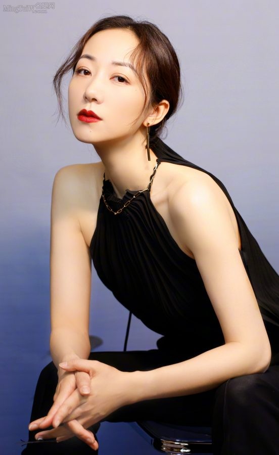 韩雪黑西裤配白高跟美肩光滑玉臂细手指修长(3/7)