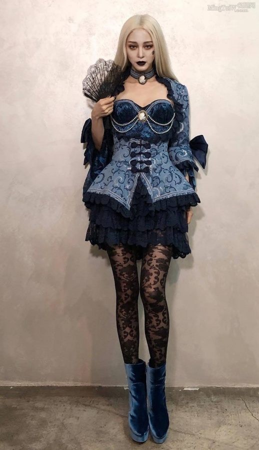 韩艺瑟美腿穿花纹图案黑丝暗夜造型(1/2)
