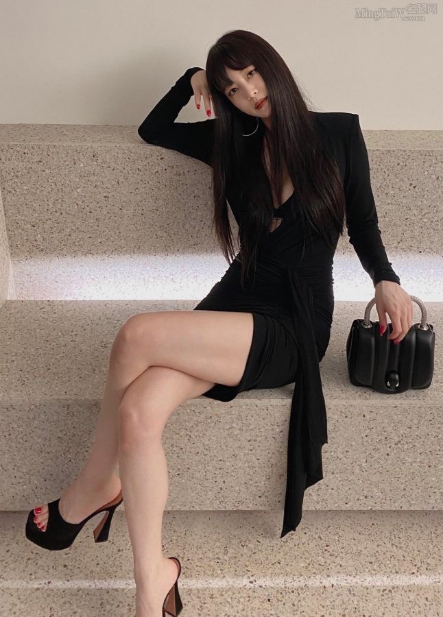 女演员韩艺瑟细美腿穿防水台高跟鞋精彩坐姿(1/2)