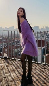韩国女演员韩艺瑟站在天台秀黑丝细腿