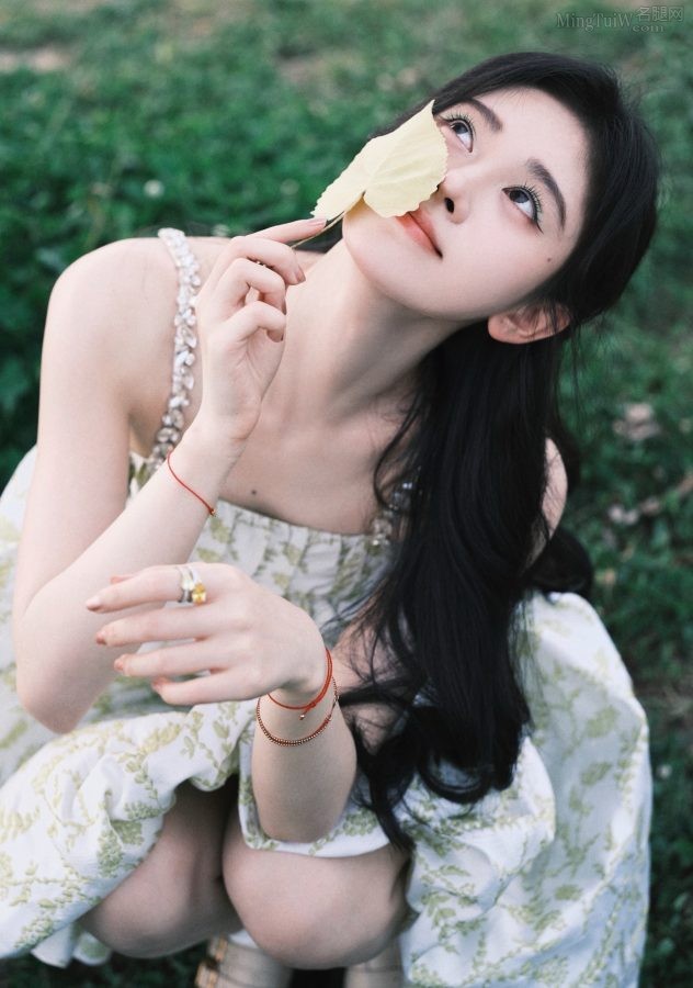 可爱美女鞠婧祎旅行照玉腿白皙纤细(3/4)