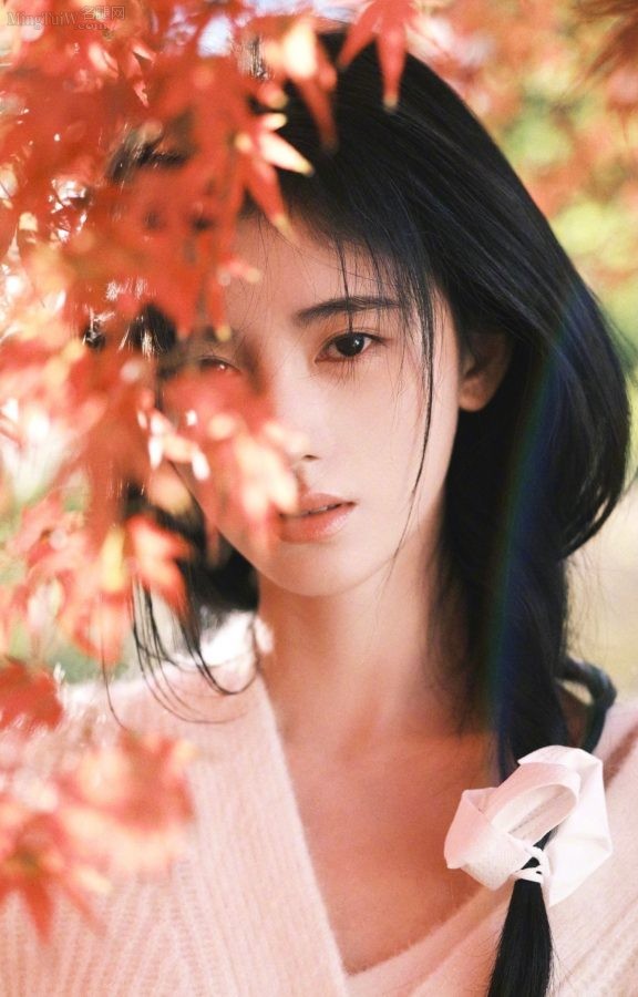 秋日公园里鞠婧祎穿白色毛衣坐在长椅上秀美腿(3/3)