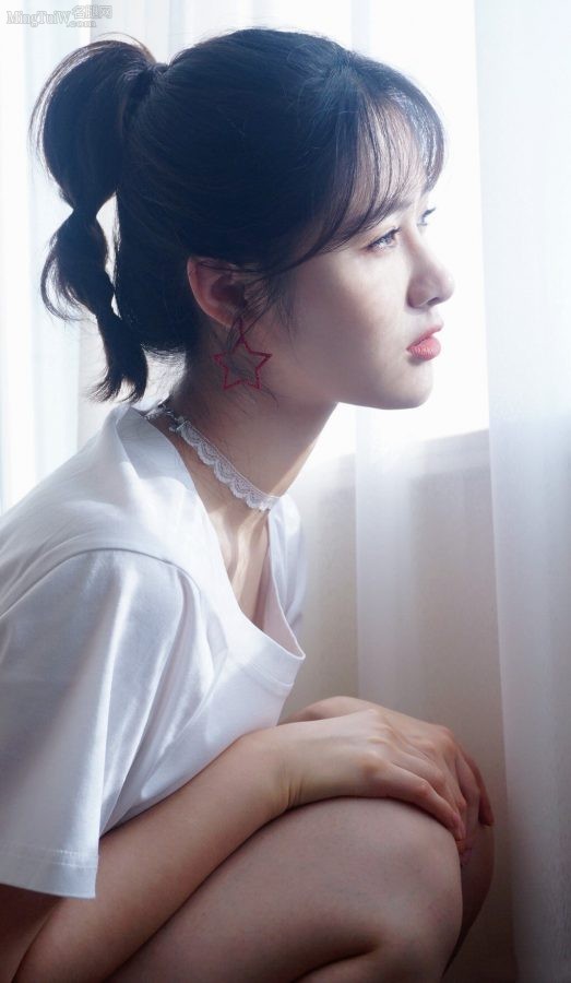 最甜主持人梁田笔直美腿照(2/3)