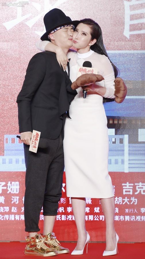 李冰冰脚踩白色恨天高亮相电影宣传活动(2/5)
