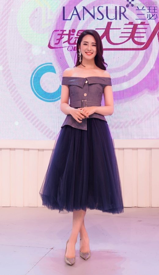"I Am a Great Beauty" host Liu Ye wears pointed high heels on her legs(2/2)