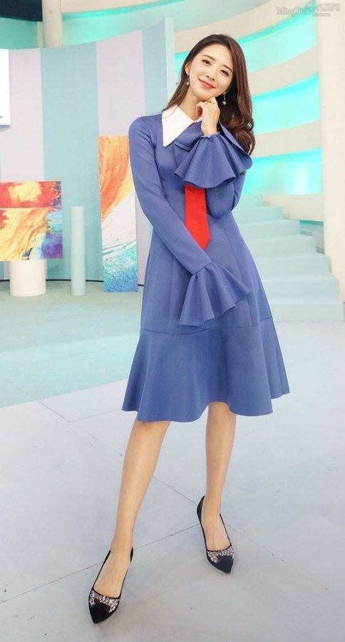 《我是大美人》节目女主持人刘烨蓝裙扮嫩秀腿（第1张/共3张）