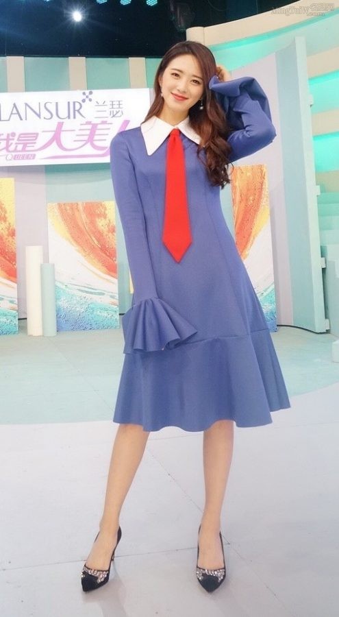 《我是大美人》节目女主持人刘烨蓝裙扮嫩秀腿（第2张/共3张）