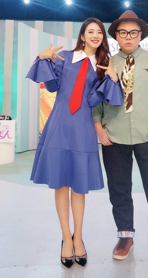《我是大美人》节目女主持人刘烨蓝裙扮嫩秀腿（第3张/共3张）