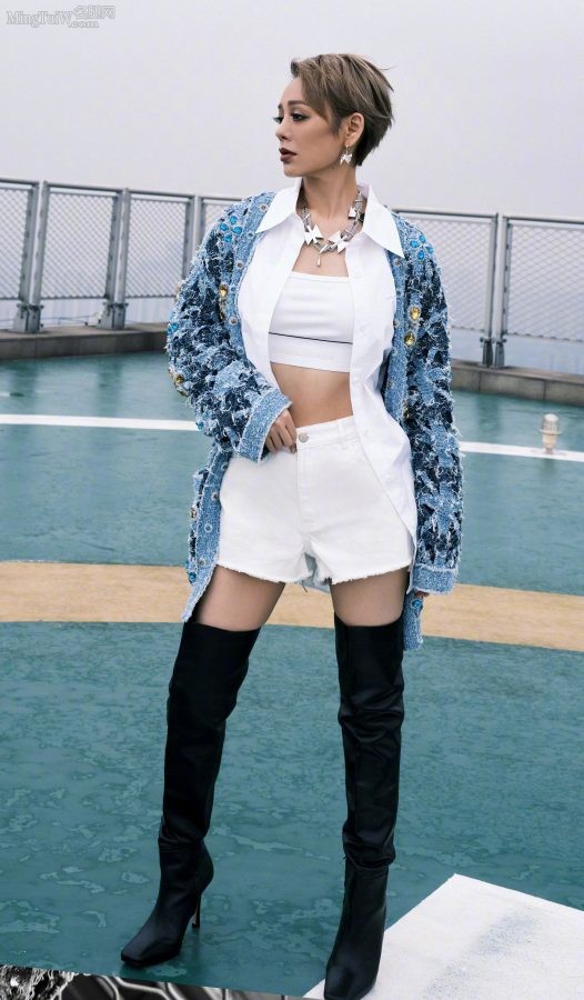 Ning Jing wears white shorts, stiletto boots and sister is so sexy(1/5)
