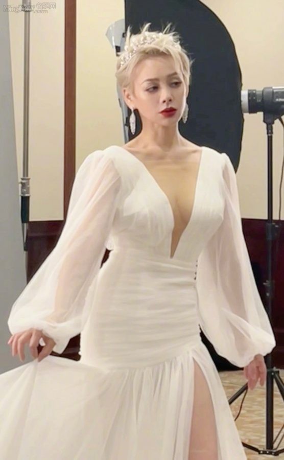 宁静一袭白色开衩裙美腿修长(3/3)