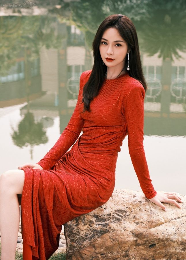 Beautiful host Shen Mengchen sits in an elegant red dress with her legs crossed(2/4)