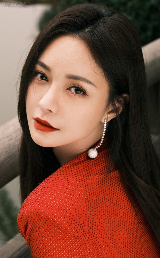 美女主持人沈梦辰优雅红裙翘腿坐姿(4/4)