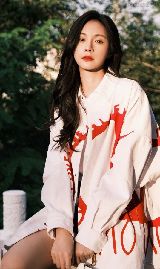 孟佳和沈梦辰好姐妹美腿旅拍(6/8)