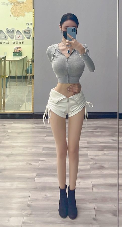女模特吴春怡镜前自拍这身材太带劲(4/6)