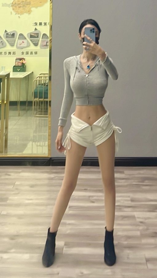 女模特吴春怡镜前自拍这身材太带劲(5/6)