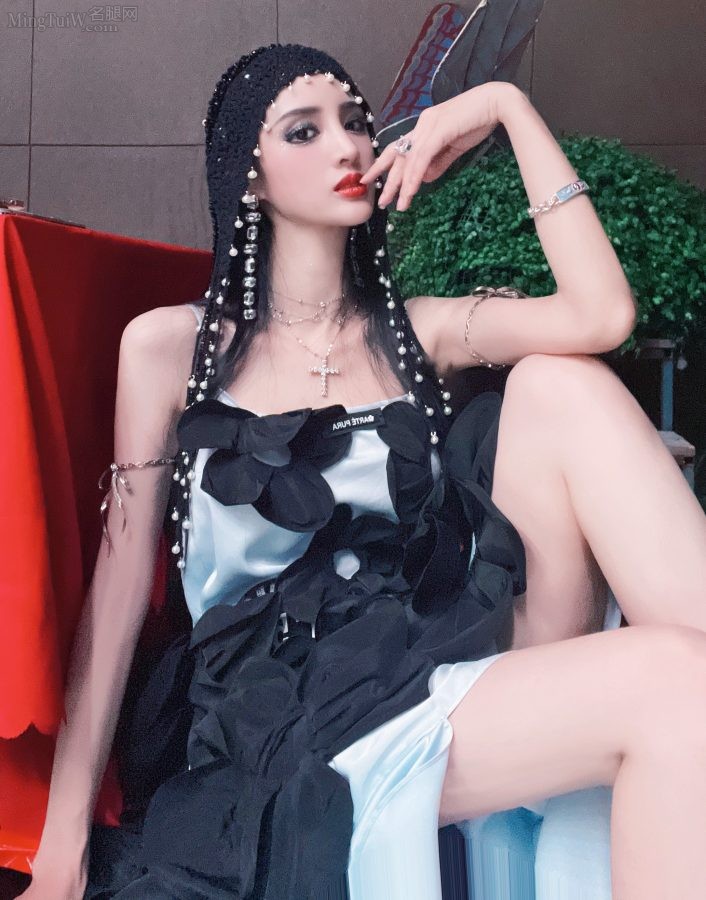 蛇精脸吴春怡美长腿穿透明恨天高(3/4)