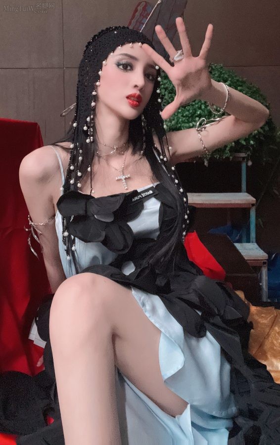 蛇精脸吴春怡美长腿穿透明恨天高(4/4)