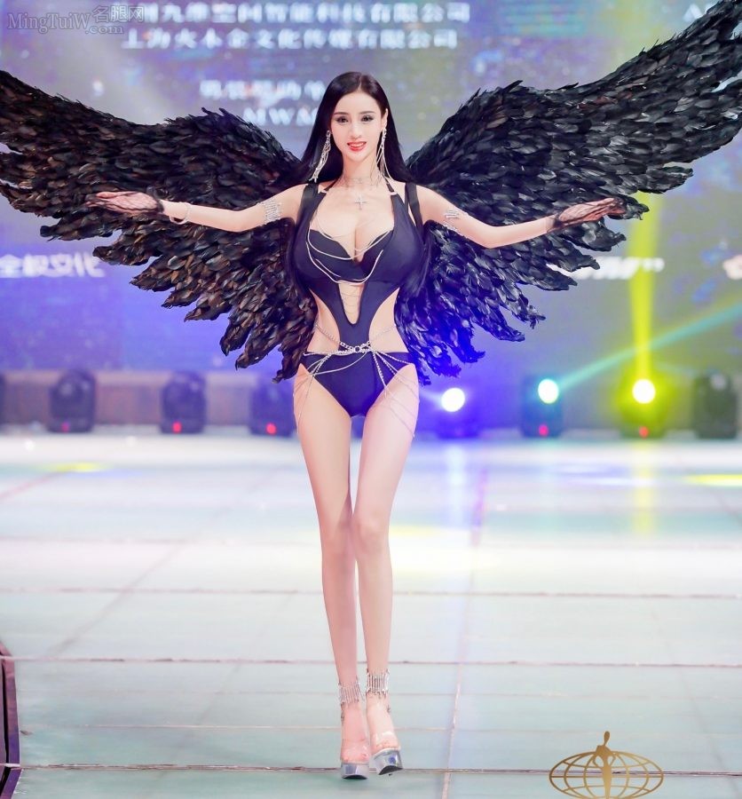 山寨维密现场吴春怡穿内衣走秀(1/6)