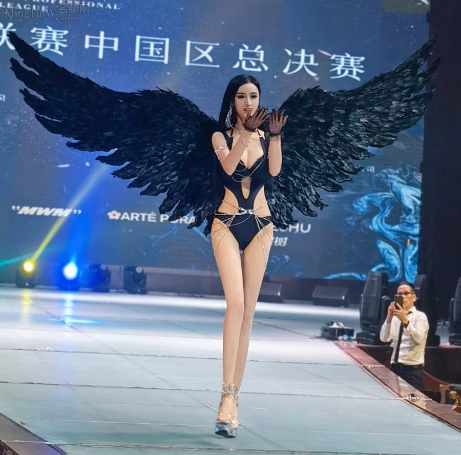 山寨维密现场吴春怡穿内衣走秀(4/6)